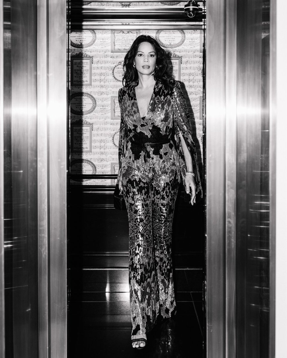 veronicawebb's tweet photo. A little sequins never hurt anybody, now did they? Especially not on opera night 🎼 https://t.co/N3np3irTmL