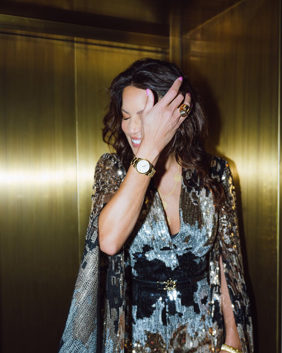 veronicawebb's tweet photo. A little sequins never hurt anybody, now did they? Especially not on opera night 🎼 https://t.co/N3np3irTmL