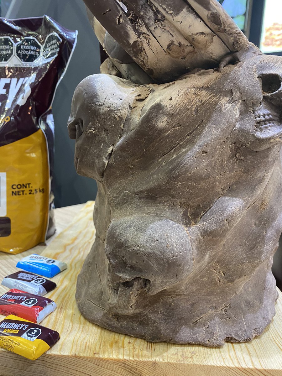 ivanpugac's tweet photo. Escultura de chocolate para l Expo @ABASTUR en CDMX, muchas gracias a @SigmaFoodservic y @Hersheys por el espacio de poder realizarla https://t.co/WHPRjgbq23