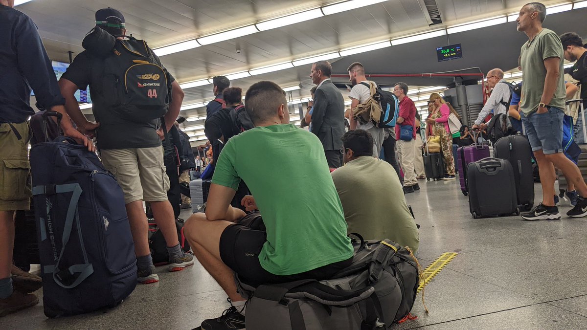 TheSeaOfMary's tweet photo. 5 horas de retraso en la salida del Ave @Renfe a Sevilla desde #Atocha. A las 2 am nos encontramos parados a 60 km de Madrid. Hora de llegada:❓

🚨 Cero información y cero posibilidades de buscar alternativa a un viaje inhumano. Nos tratan como borregos.

❌ Muy mal @Inforenfe https://t.co/RMahFruzbv