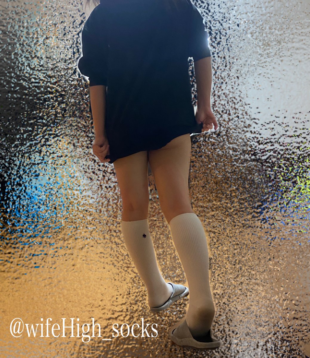 おはようございます🙇
今週も頑張りましょう😄

過去画ですが家での嫁ちゃんの格好です😄

僕『そんな格好でいて誘ってんの？』

嫁『全然誘ってないし普通の格好だよ？』

僕『どこが普通や🤣』

嫁『ギンギンになる😍？』

僕『毎日こんな格好してたらなるわ🤣』

毎日誘惑されて困ります🤣