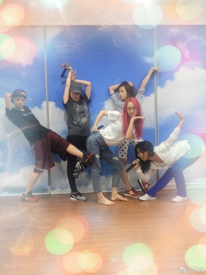 CharacterofR's tweet photo. Happy 14th Anniversary to my beloved group f(x), MeU always love you 🥰🥰🥰🥰
#14YEARSWITHFX #14yearswithfx #에프엑스 #happyanniversary #fx #MeU #legendgroup #Anniversary https://t.co/PBHZnbt9Fr