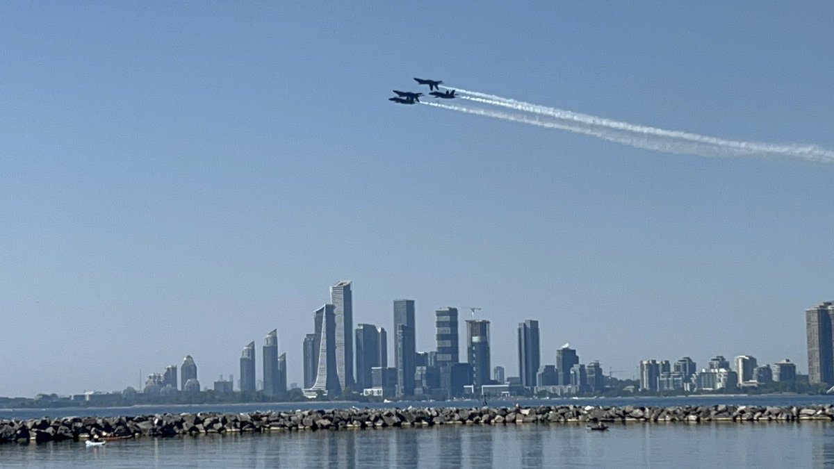 Capping off summer with this great Toronto tradition. The Blue Angels put on an incredible show. ☀️🤩🔥