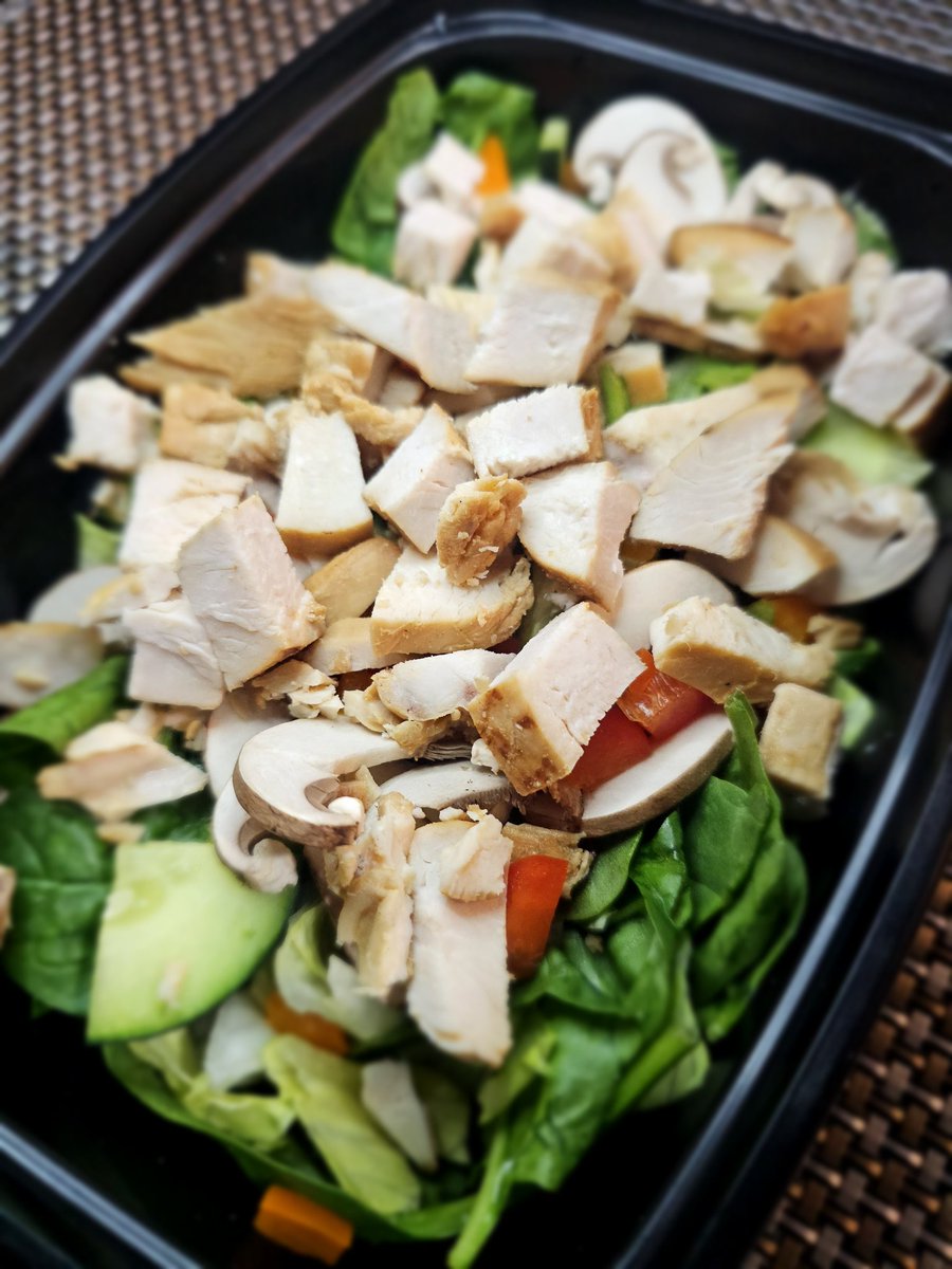 ChefDrew702's tweet photo. Just a little Meal Preppin this fine holiday!
Celery, Lemon & Ginger Juice Cleanse
Soy-Porcini Marinated Chicken
Asian Chicken
Diced Chicken Breast Salad
(Too exhausted to break it all down)
Smash or Pass?!
#MealPrep #PrivateChef #FoodPorn #FoodPhotgraphy https://t.co/pViZiFNBU3
