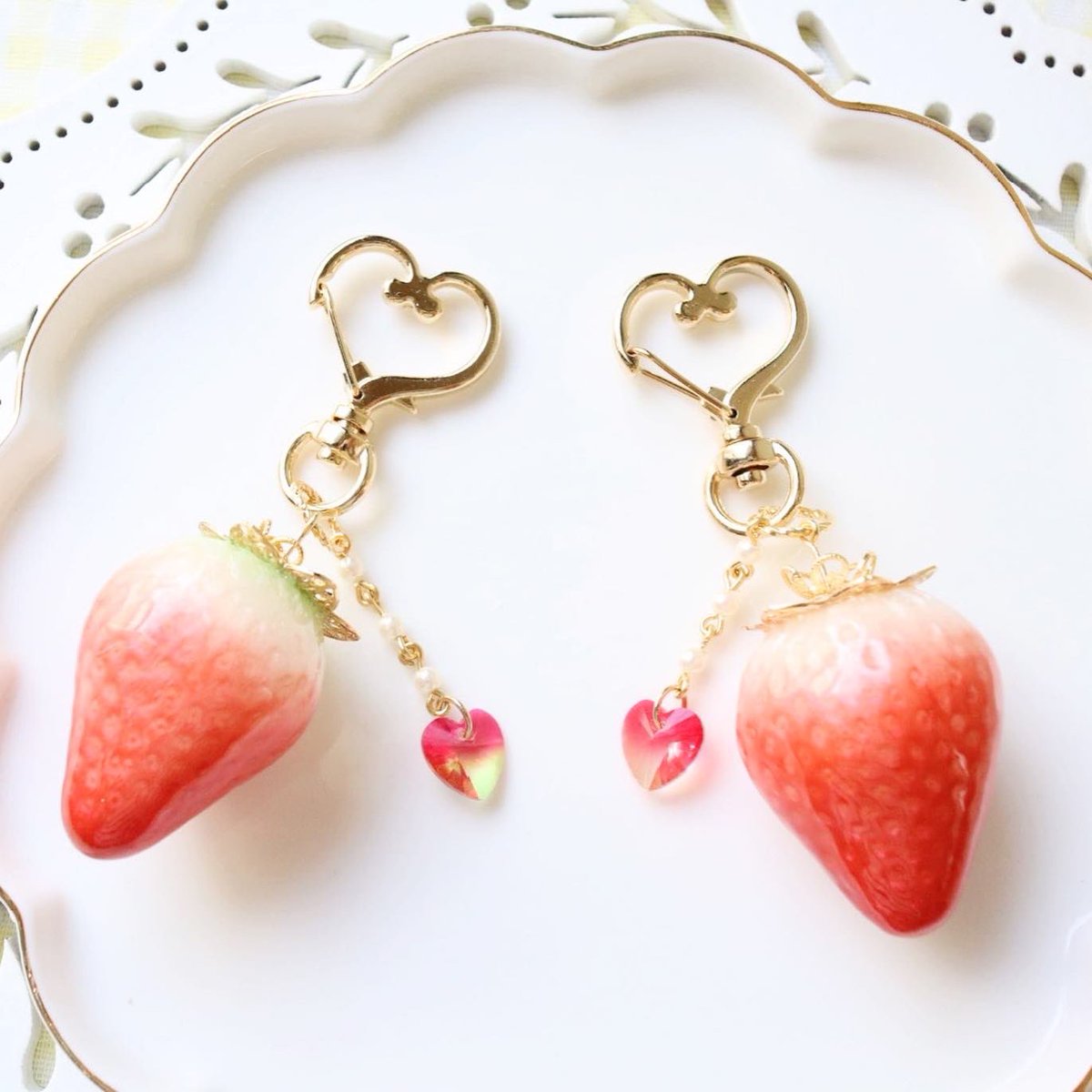 appletea_aloha's tweet image. ハンズ博多店様にて本日より始まります！
@colorless2015 様主催『きらめきめると 』
博多初開催です㊗️
可愛い作品を見に来てくださいね。

くまちゃんシリーズ作品、おすすめです♡

#きらめきめると #colorless#あやぺこ#ハンズ博多#フェイクスイーツ#kawaii#樹脂粘土#スイーツ#いちご#可愛い