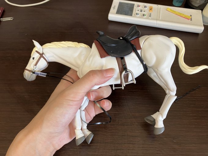 これは赤兎馬を描くために購入したフィギュアなんですが、茶色と白のラインナップで、白の方が安かったので…  まあ、赤兎馬を描くために公孫瓚の所からお手伝いに来てくれた白馬ということにした。
