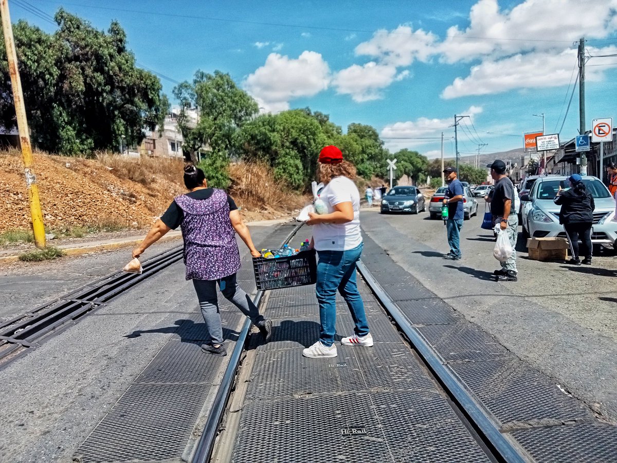 Al ver la locomotora, los vecinos que aguardaban afuera de carnitas El Kikín y de un taller de cancelería de aluminio, se instalan en sus posiciones y agitan los brazos para que los viajeros noten su presencia. 
#Zacatecas #migrantes #migrants