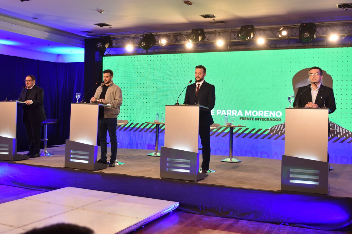 GranDebateChaco's tweet photo. #DebateChaco
Después de la presentación de cada uno de los candidatos comienza el desarrollo de los temas:

👨‍🏭Empleo y Promoción Social
🏫🏥Educación - Salud
🏘️Servicios Públicos e Infraestructura - Desarrollo Urbano y Vivienda
📲Preguntas de redes https://t.co/QY4EY96z2E