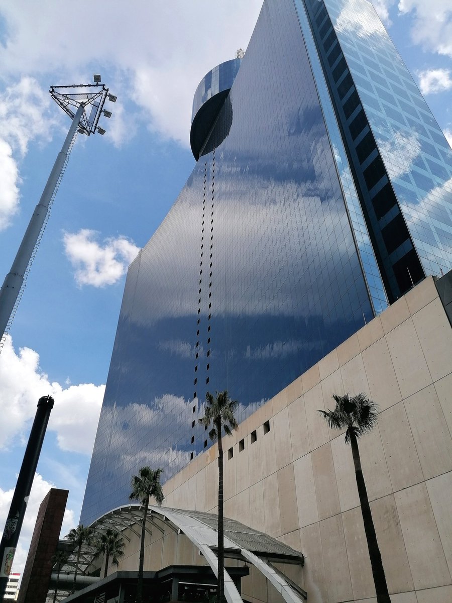 MnicaC8's tweet photo. Cielo bonito 💙
#wtc #wtcmexico #reflejos #foto #nubes #cieloazul #cdmx https://t.co/4UOPJGu7x3