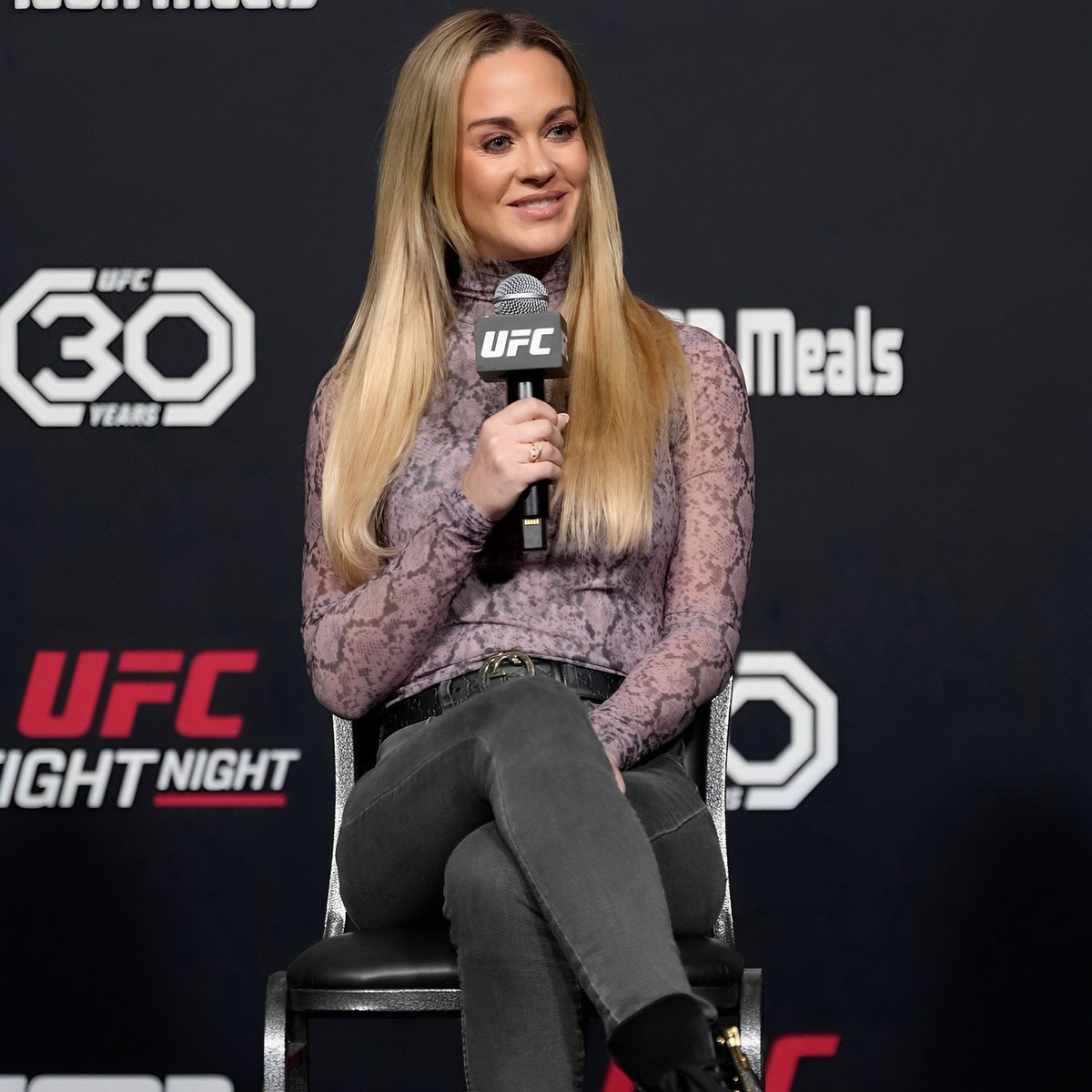 WMMARankings's tweet photo. 🎙️ Breaking down barriers! Laura Sanko will be making her PPV commentary debut this Saturday at #UFC293. Tune in to witness history! 🎉👏 #WMMA #UFC https://t.co/IZGACjs3Ep