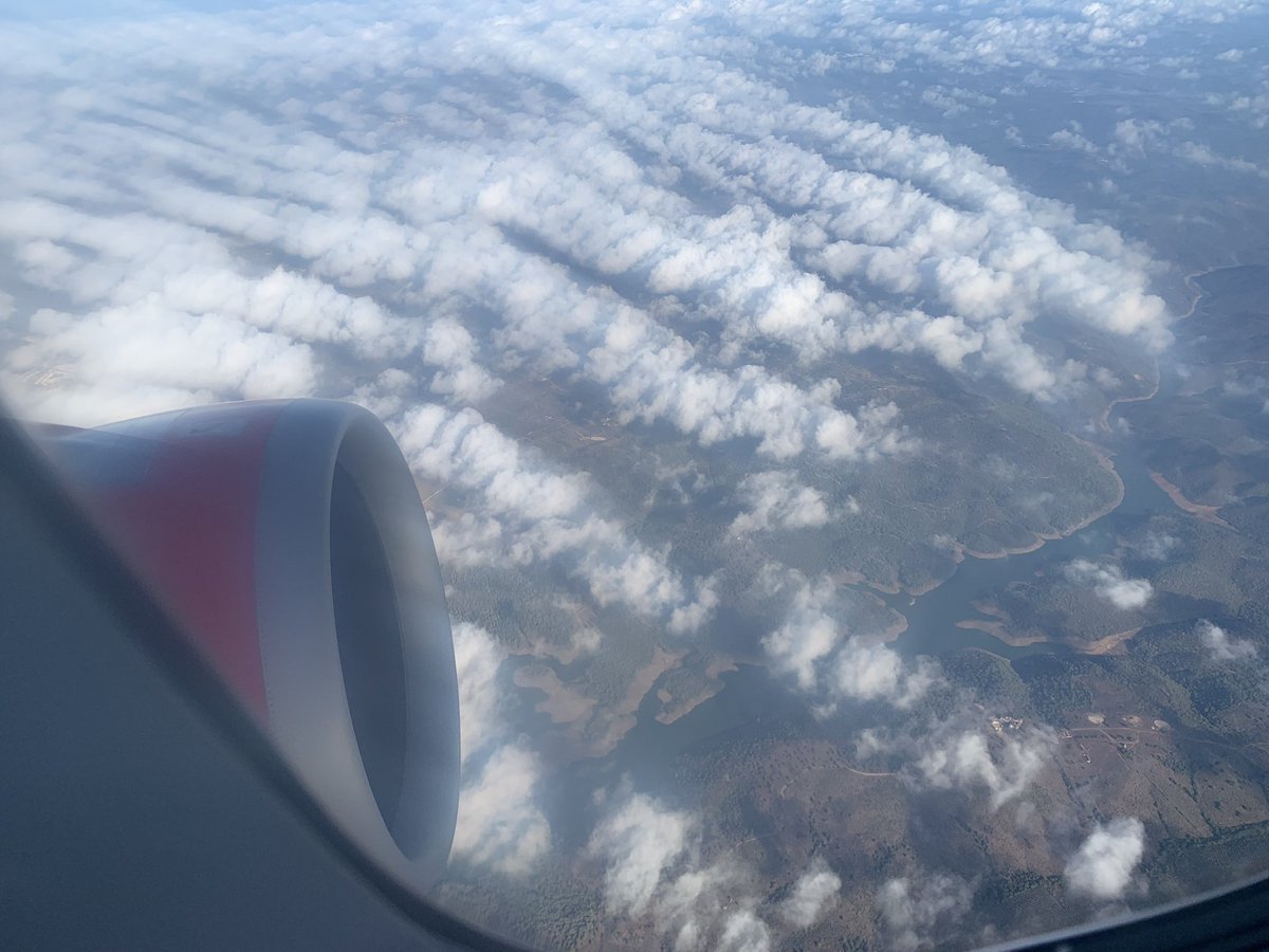 LuaEvaLua's tweet photo. Ay omá!! 
Me tomé un colacao templado y tras dos aviones, a cada cuál más chico y con más turbulencias… conseguí colacao agitado (dentro de mi). Como James Bond, pero en desayuno. https://t.co/uVPbOOBgqv