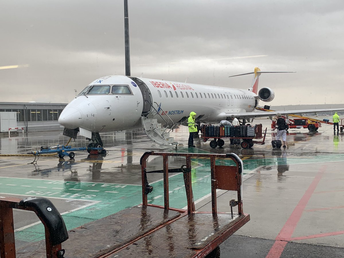 LuaEvaLua's tweet photo. Ay omá!! 
Me tomé un colacao templado y tras dos aviones, a cada cuál más chico y con más turbulencias… conseguí colacao agitado (dentro de mi). Como James Bond, pero en desayuno. https://t.co/uVPbOOBgqv