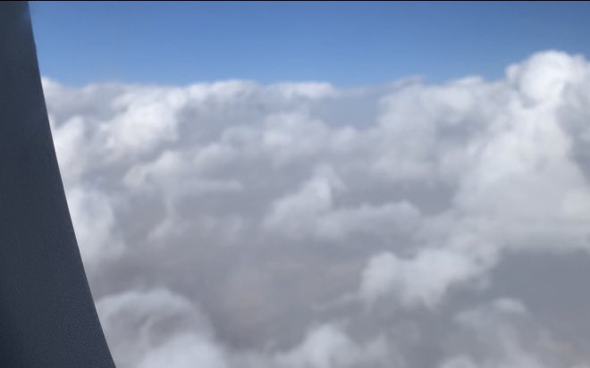 Ay omá!! 
Me tomé un colacao templado y tras dos aviones, a cada cuál más chico y con más turbulencias… conseguí colacao agitado (dentro de mi). Como James Bond, pero en desayuno.