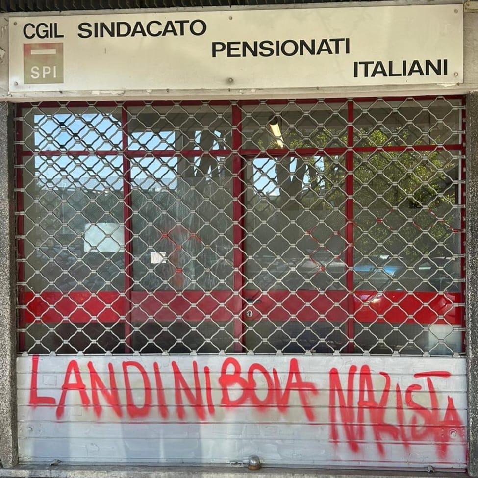 esidau's tweet photo. "#Landini boia nazista": imbrattata a #Roma saracinesca sede #Cgil di via Irpinia. Le scritte con vernice rossa portano la firma dei #ViVi. #novax 
👉https://t.co/tFztX4GjOq https://t.co/Tbmbc1tXYH