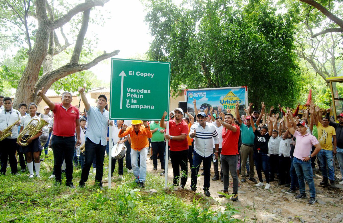 copey_el's tweet photo. #EsNoticia🚩. Hoy junto a los estudiantes, campesinos y comunidad en general, celebramos la llegada de los 19,6 Kms  de vía terciaria que será construido en este sector. https://t.co/cPnK2Rf8bN