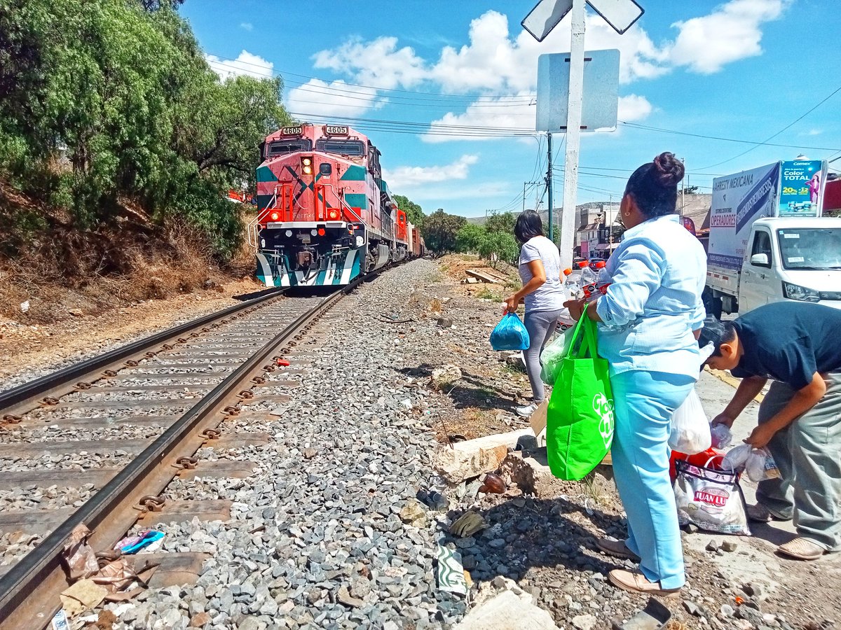 Algunos bajan por las escaleras de los vagones para tomar los víveres casi a ras del piso; otros esperan desde arriba con la esperanza de buen tino al arrojar las bolsas.
“Cuando se cumple el objetivo te quedas con emoción, y les deseas suerte", dice la joven.