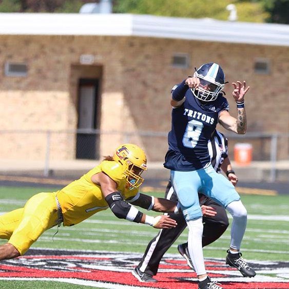 QB 6'0 180 Justin Silverstein Vs Garden CC - 200 Passing Yards - 3 TD's @silverstein33 (@TritonNation) #JUCOPRODUCT