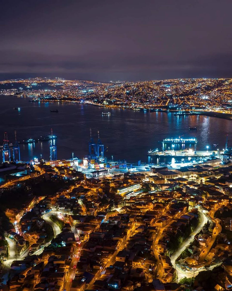 REG_Valparaiso's tweet photo. Al caer la noche, Valparaíso se vuelve alucinante.🌟

#VisitValparaísoRegión. 🇨🇱 https://t.co/cARYfXcXku