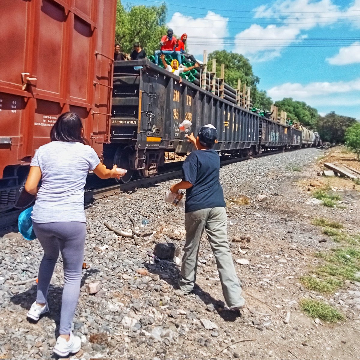 Nayeli recuerda que, desde niña, su madre siempre le ofrecía comida a los viajeros que tenían oportunidad de bajarse del tren cerca de su casa: “Antes eran sólo hombres que iban a trabajar, pero hora vemos que viajan con sus hijos recién nacidos, sus enfermos, sus abuelos".