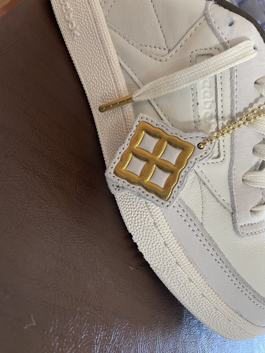 illionMACK's tweet photo. @jazzyrae @jazzyrae
Yo. I only got one pair so I didn’t wanna mess them up! The soft leather & intimate details (esp the metal tips) definitely made the wait worth it.
Salute to you #QueenMuva😍 https://t.co/h6Z0qDRB9F