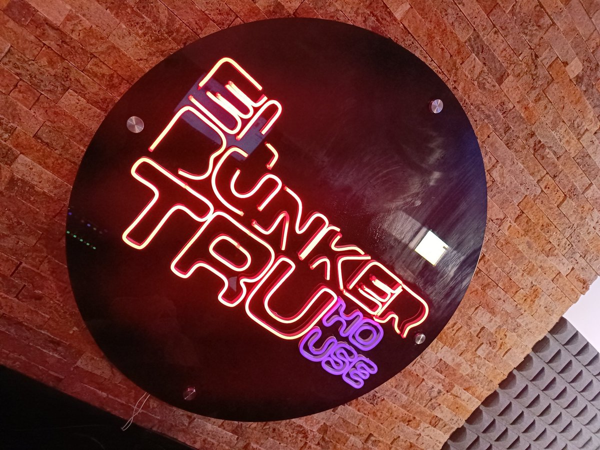 JuccaCaster's tweet photo. Hoy regresan los lunes de chisme desde #ElBunkerdeLaTRU

NOS VEMOS después de las 9pm @truhousegg

https://t.co/yVlSR5ECs8 https://t.co/gvxyRicJ1I