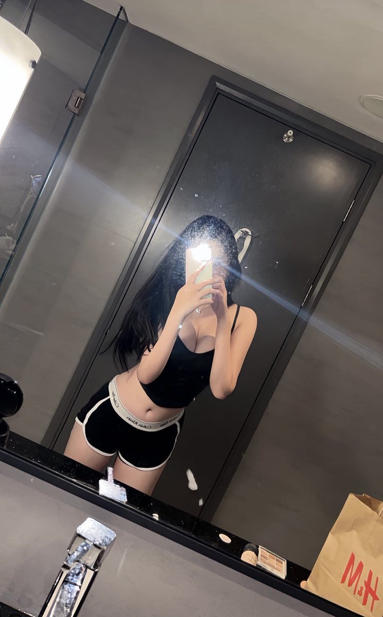 xiaoyan1998's tweet photo. 罚你们对着主人的照片导射了然后私信发给我看，一群下贱的小狗 https://t.co/RgWsraubBi
