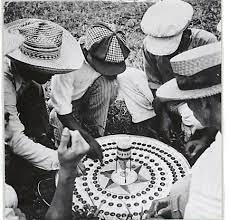 LukatryL's tweet image. When a folklore games become art? They are elevated beyond their original purpose of mere entertainment and are given new meaning and significance through creative expression. 
#lukatry #oneofakind #tororabon #decor #walldecor #homedecor #interiordesing #antiques #wallart