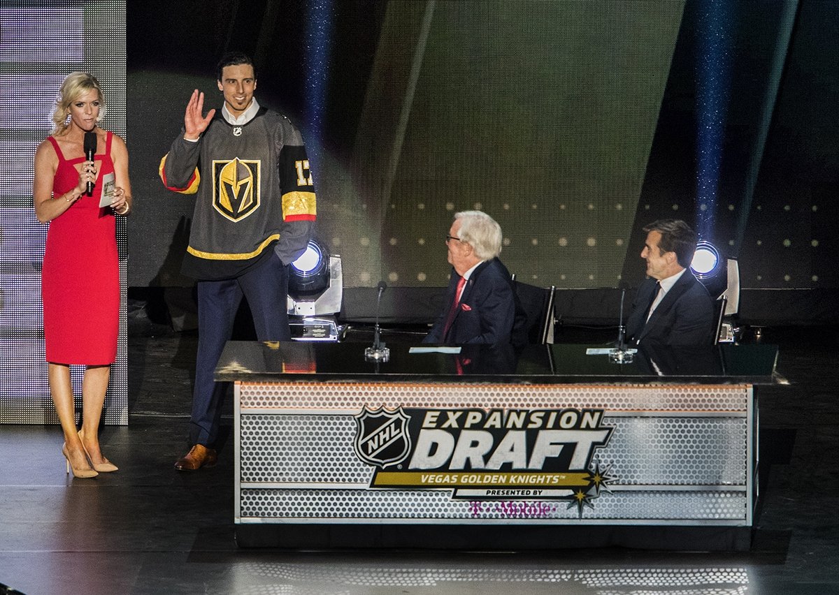 NathanGraviteh's tweet image. Looking back at the 2017 NHL Expansion Draft is hilarious

Florida traded Reilly Smith and a 4th for Vegas to TAKE Jonathan Marchessault, protected Nick Bjugstad

Columbus protected Scott Hartnell (who wouldn't play another season with them) over William Karlsson

Capitals…