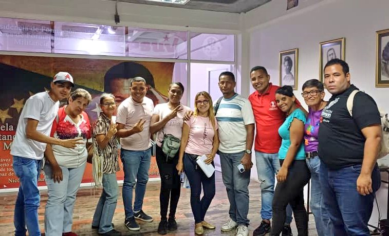 jhoirencorniele's tweet photo. Hoy nos reunimos con los Patrulleros y Patrulleras de Misiones y Grandes misiones de las Ubch de #Zamora.

El @PartidoPSUV es una maquinaria social para proteger a nuestro pueblo y recuperar el Estado de Bienestar Social con @NicolasMaduro

#MeEncantaVenezuela
#MásVenezolanidad https://t.co/TA6lyP20yW
