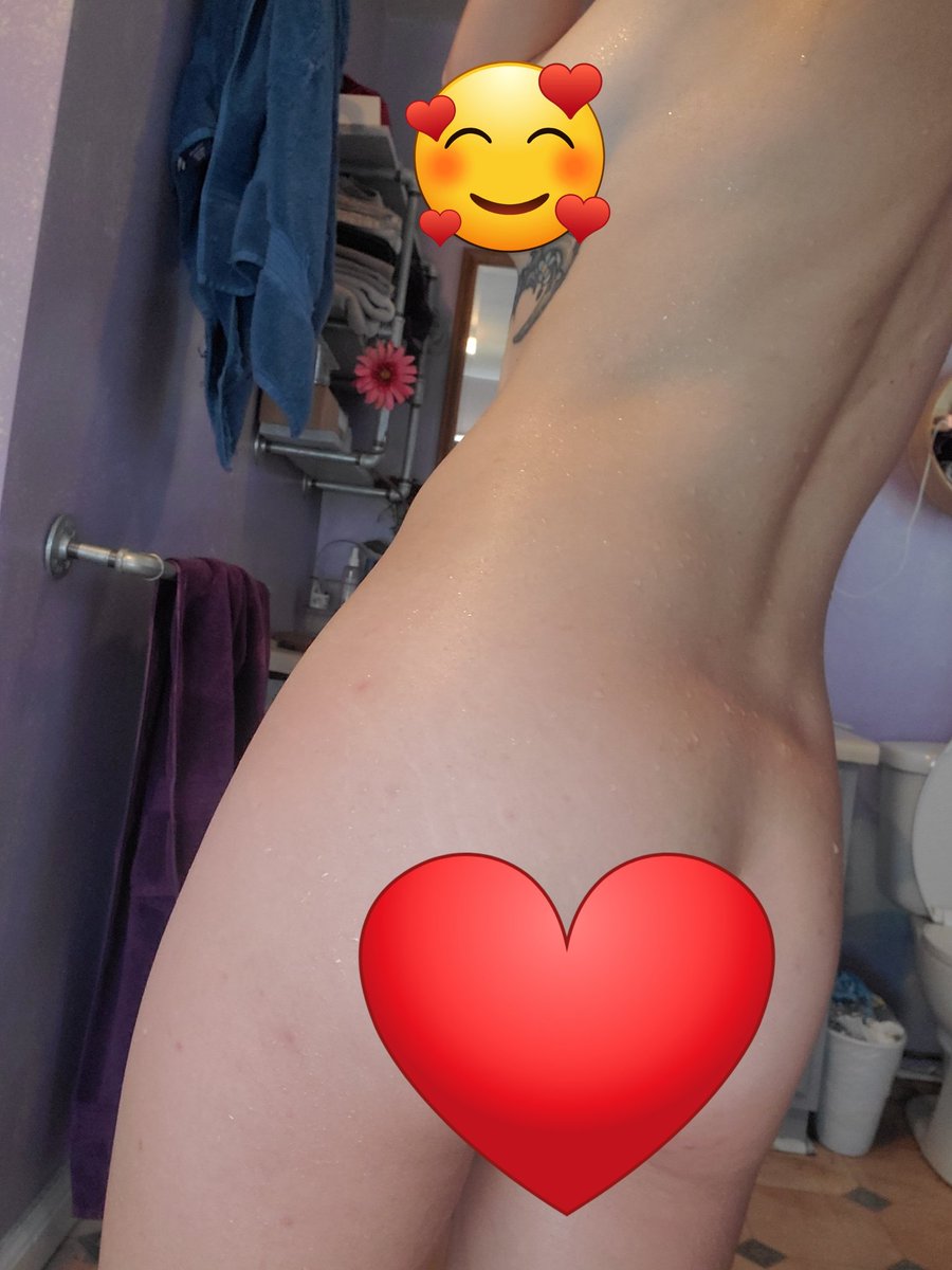 BlackRabbb's tweet photo. Good Afternoon 💜💜 hope everyone had a wonderful Monday even though ya know, Mondays suck, hopefully this makes it better and every other day your subbed to my OF 😝 #onlyfansbabe #onlyfansgirl #switch #smallbootiesmatter https://t.co/6S0EYz0904