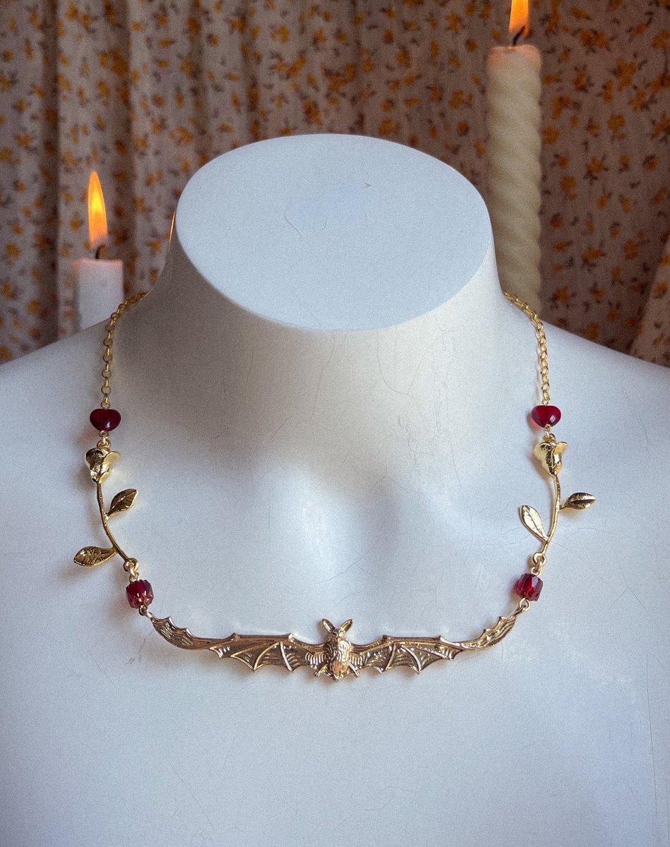 a piece for my ACOTAR girlies 🥀