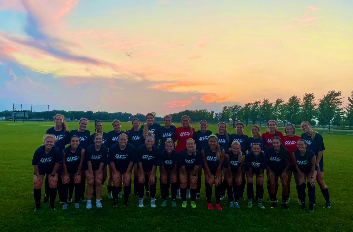 UISWSoccer's tweet photo. Optional session tonight turned into loads of glorious goals and many superb saves! 😈😈

Bonus- we got a nice little sunset at the end of it all to wind us down for the night!🌅

#WeAreStars #ShineBright #ProtectThePrairie

🌟⚽️💖 https://t.co/DBryQDZuEB