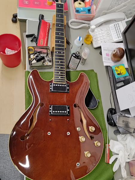 futabagakki's tweet photo. 買い取りしたギターのクリーニング中です！

二葉楽器ではハードウェアを取り外して、それぞれをクリーニングした後に再組み立て。　新品弦を張り、弦高・ネック反り、オクターブなどを適正状態に調整しています。

＃二葉楽器　＃SA1000　＃エレキギター https://t.co/csin8Gb5O5