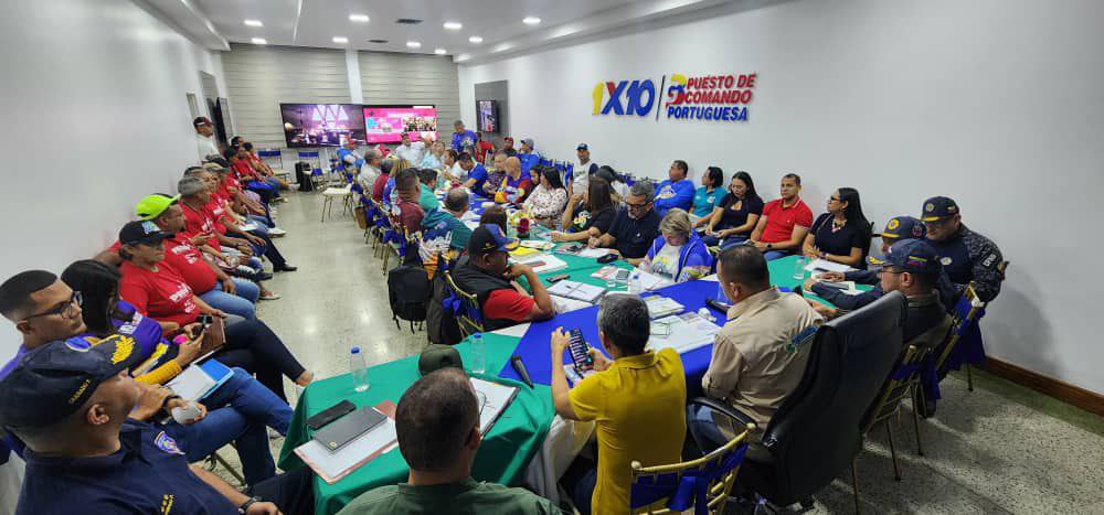 #Repost @PrimitivoPsuv Continuamos en reunión de trabajo con el equipo de Gobierno, Alcaldes y Alcaldesas Bolivarianos, siguiendo el programa en vivo Con Maduro ➕ edición 15, del Presidente Nicolás Maduro.

#MeEncantaVenezuela