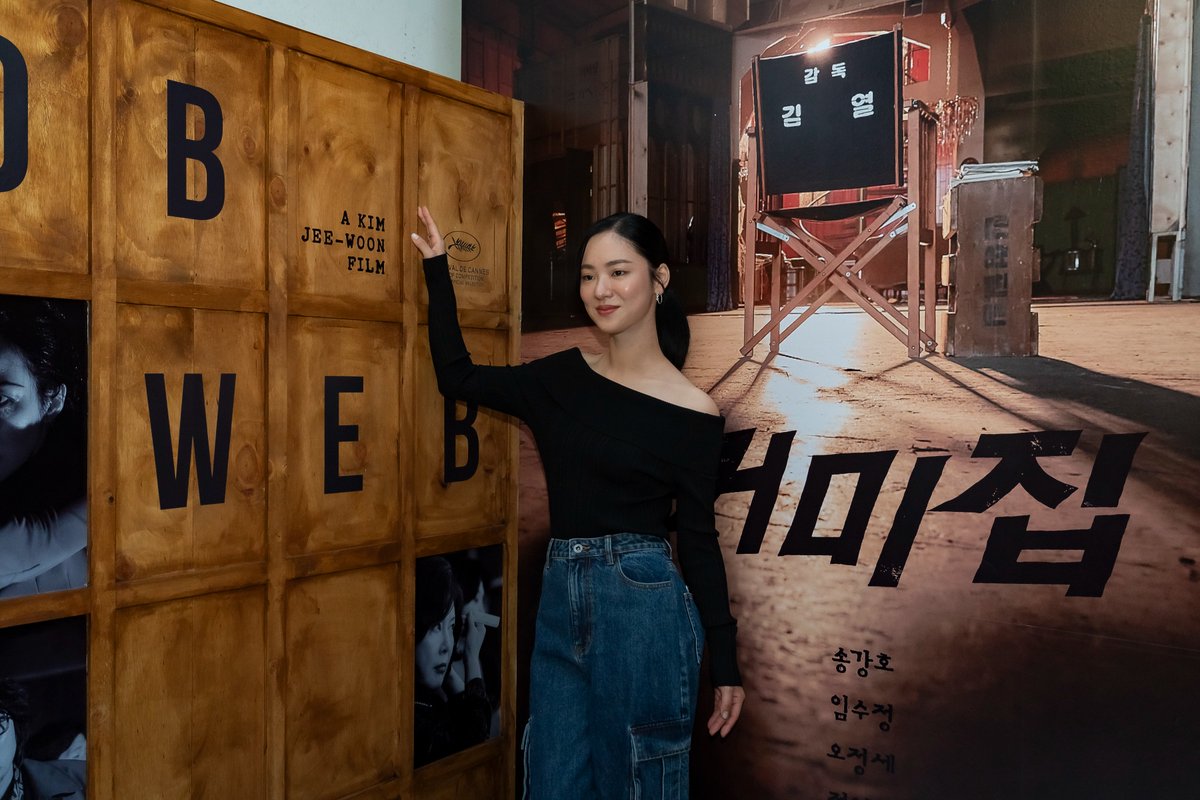 KPOPFAVE_'s tweet photo. TEAM "#Cobweb" at the film's Pop-up Shop in Seongsu, Seoul! 🕸 #JUNGSOOJUNG a.k.a #KRYSTAL visited the shop with some of the cast members and said, "How real! It looks so much like the place where we filmed our work". &amp; "#거미집" coming your way on Sept 27! 🎬 #정수정 #크리스탈 https://t.co/mSeoJMetAK