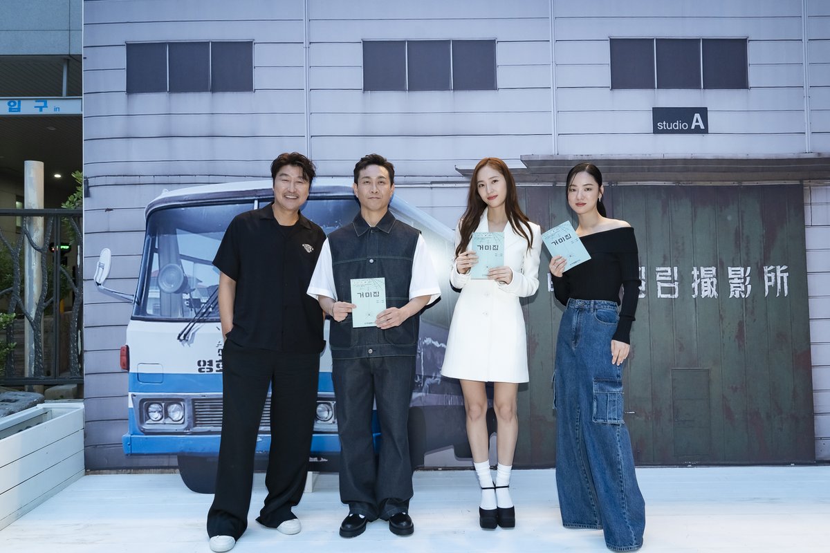 KPOPFAVE_'s tweet photo. TEAM "#Cobweb" at the film's Pop-up Shop in Seongsu, Seoul! 🕸 #JUNGSOOJUNG a.k.a #KRYSTAL visited the shop with some of the cast members and said, "How real! It looks so much like the place where we filmed our work". &amp; "#거미집" coming your way on Sept 27! 🎬 #정수정 #크리스탈 https://t.co/mSeoJMetAK