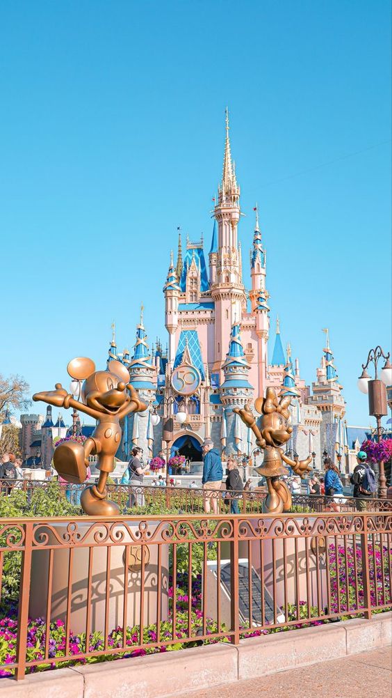 The most visited city in the US in 2022 wasn't New York. 

It's Orlando 🧐

According to VisitOrlando 74 MILLION PEOPLE visited the city last year, from which 61 were domestic.

Once again, magic and excitement prove to be an irresistible draw 🎢.
