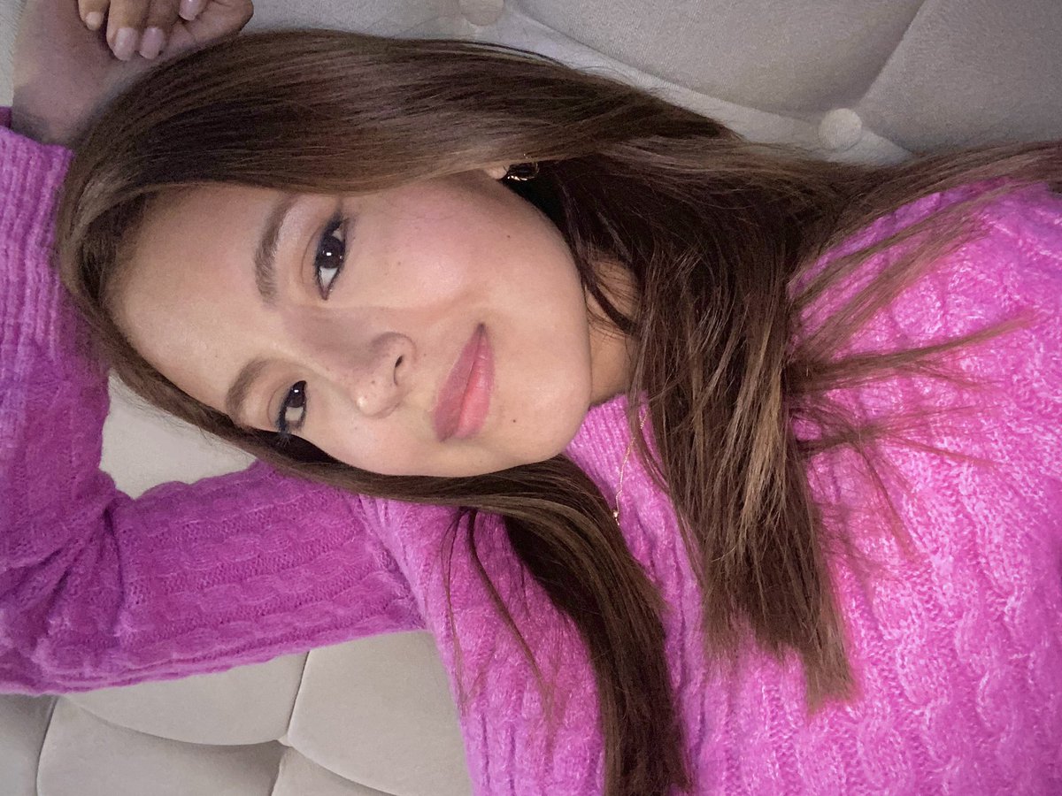 barbara_lev26's tweet photo. Empezamos la semana 💗 #MondayMotivation #freckles #inpink https://t.co/osdKREjCBe