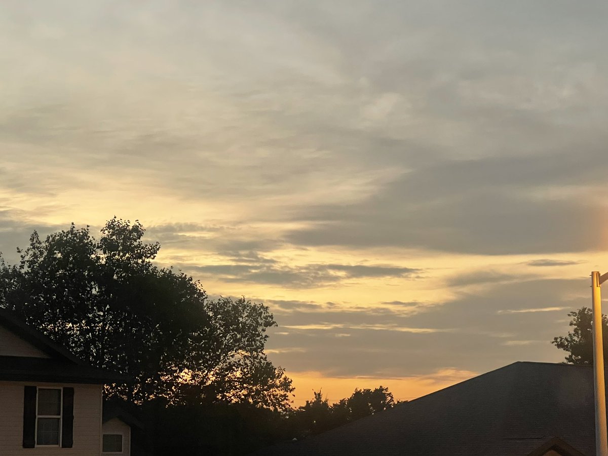 drdvdus's tweet photo. Gorgeous evening clouds in Missouri! #colorfufclouds #eveningclouds #lovegodsnature @drdvd https://t.co/Fi6uDURacZ