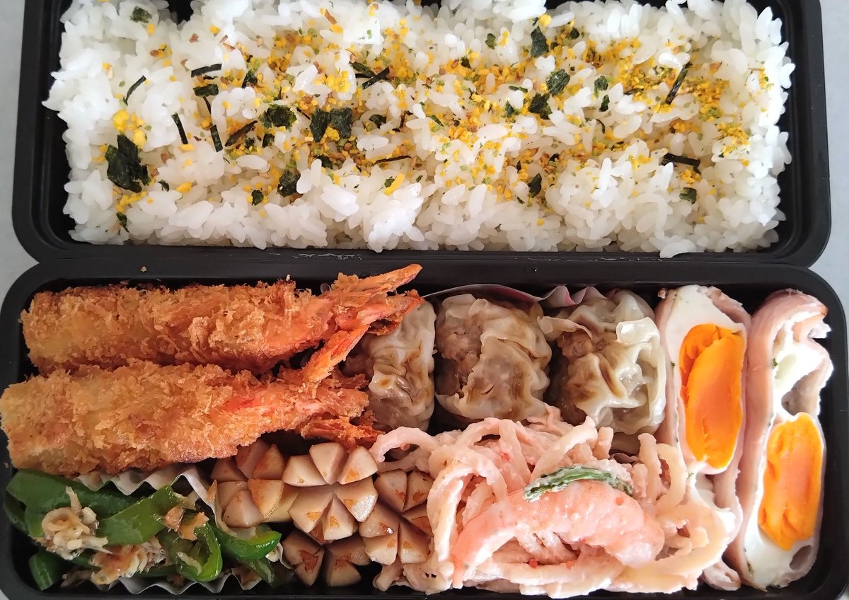 lunastyle2007's tweet photo. 今日のお弁当🍱

🌟ふりかけごはん
🌟えびフライ
🌟焼売
🌟ウインナー
🌟ピーマンとじゃこのおかか煮
🌟たらこスパサラダ
🌟ハムたまご

#えびフライ #お弁当 #ランチ #焼売 #たらこスパゲティ https://t.co/FASiSLKBVs