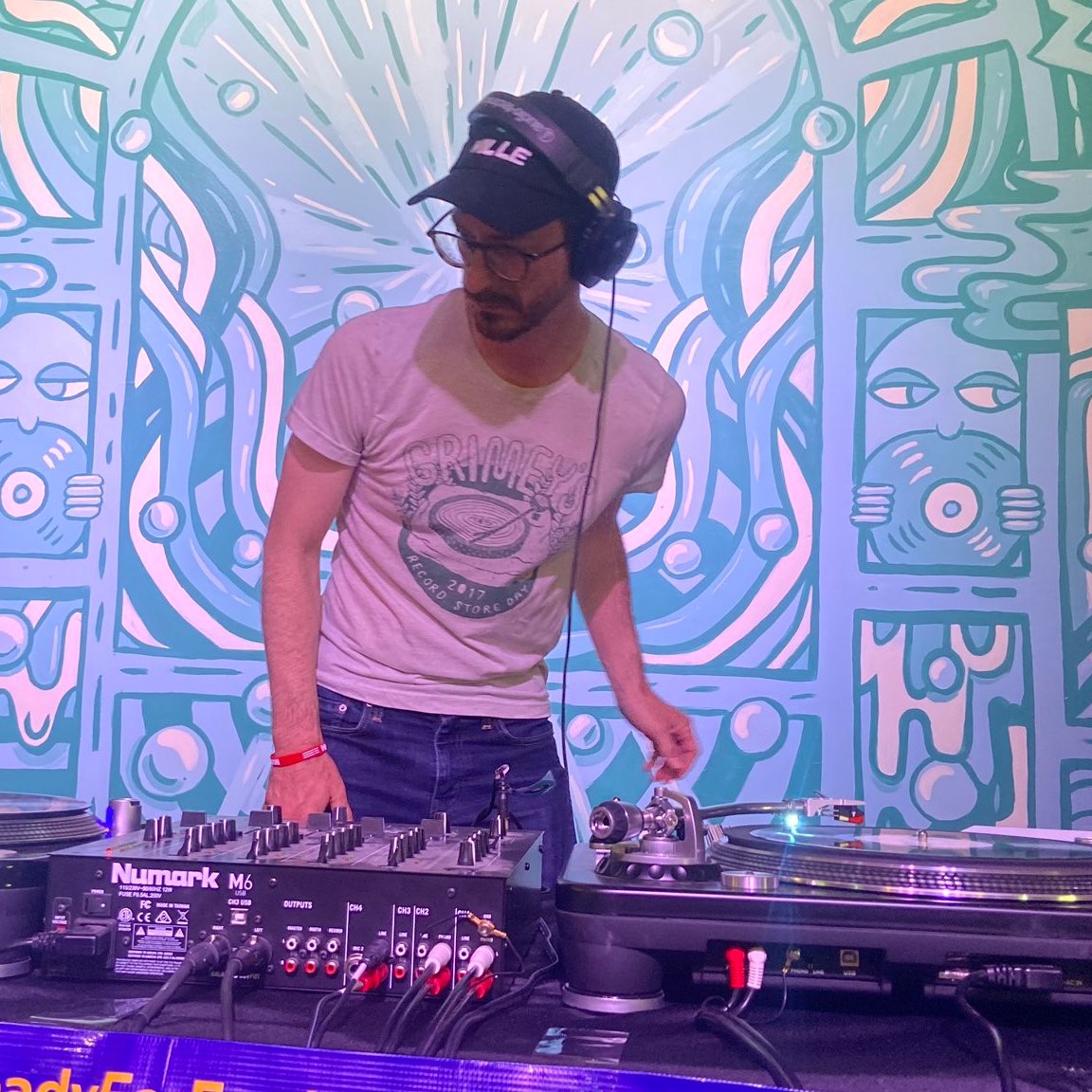 The DJ in this photo is likely to be the next mayor of a major US city, can you guess which one?