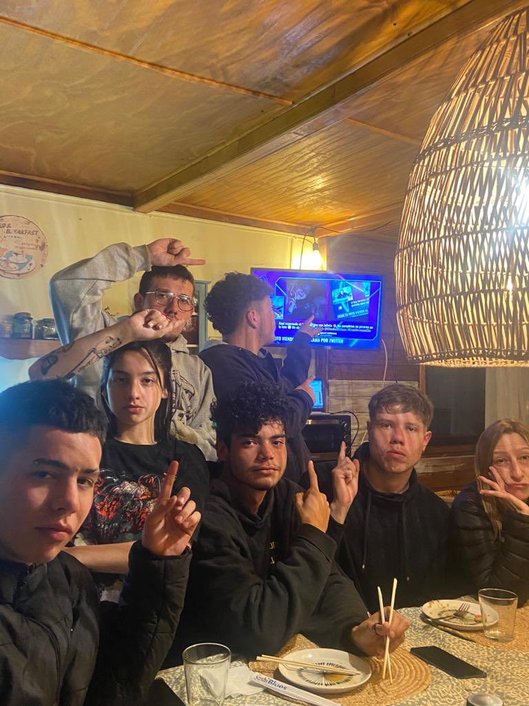 ziffffu's tweet photo. Acá con la familia despidiendo a Vicentito que se va mañana a España de intercambio!!!! 
#ConiAl3331 
#GranGermanoCHV 
#GranHermanoChile 
#granhermanoChv 
@ClaudioMichaux teni las uñas parras bro https://t.co/l4e8AjZ3bH