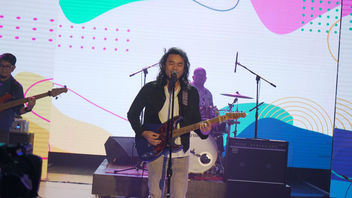 itsShowtimeNa's tweet photo. 🎸 Maki-join na sa kantahan kasama ang Prince of Acoustic OPM, Jireh Lim! 

#TayoAngShowtime 

Subscribe, follow and watch us LIVE!
https://t.co/6a3FbJJ7pp 
https://t.co/FA9ip4yRhx https://t.co/ttRTqS49y6