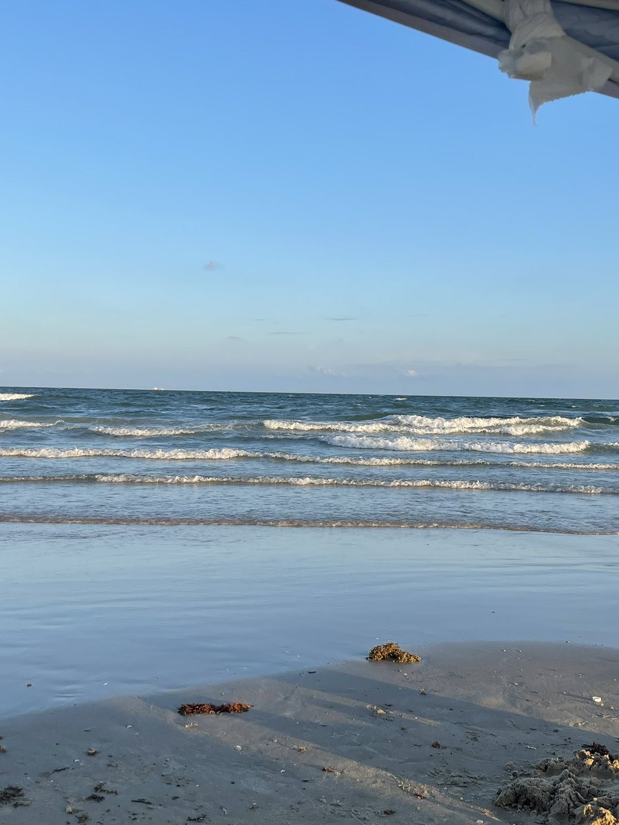 I have been very upset all weekend after hearing the news of one of my favorite artists Jimmy Buffett, but I felt I honored him with time on the beach listening to his music. Remember to wear sunscreen. #JimmyBuffett #comemonday #surfsidetx