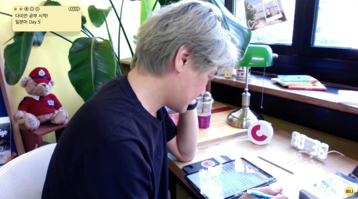 신기한 사람들

폴리글롯이라는 일종의 캠페인을 하면서 각 언어 전문가 쌤들이 다른 언어 공부하는 모습을 라이브로 중계한다.

독일 쌤 다미안은 일본어,
영어 쌤 켈리는 독일어,
일본어 쌤 제이제이는 스페인어 ~

10시부터 10시 반까지는 켈리쌤이었고,
지금은 다미안쌤 일본어 공부 중 ~