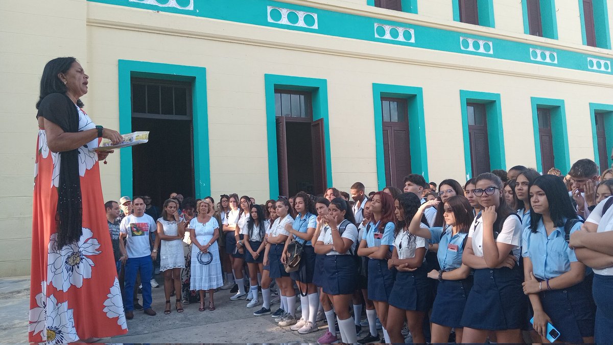 🥳😊Con una cálida bienvenida a cargo de la directora del centro el #ipudubrocq abre sus puertas al nuevo curso escolar.
🥳😊Sonrisas conocidas, abrazos cómplices de reencuentros y rostros curiosos fueron los verdaderos protagonistas del recibimiento.
#NuevoCursoEscolar
