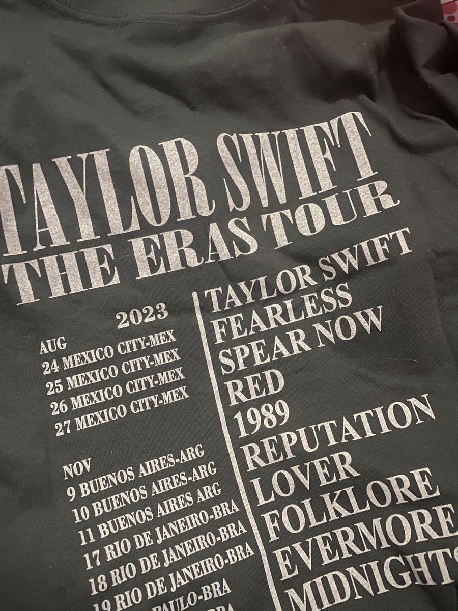 pauladxlgado's tweet photo. oigan a ver los errores de su merch pirata que compraron afuera del concierto, yo me acabo de dar cuenta de mi Spear Now ajajshdhdjsjs https://t.co/zrzxsvEr0B