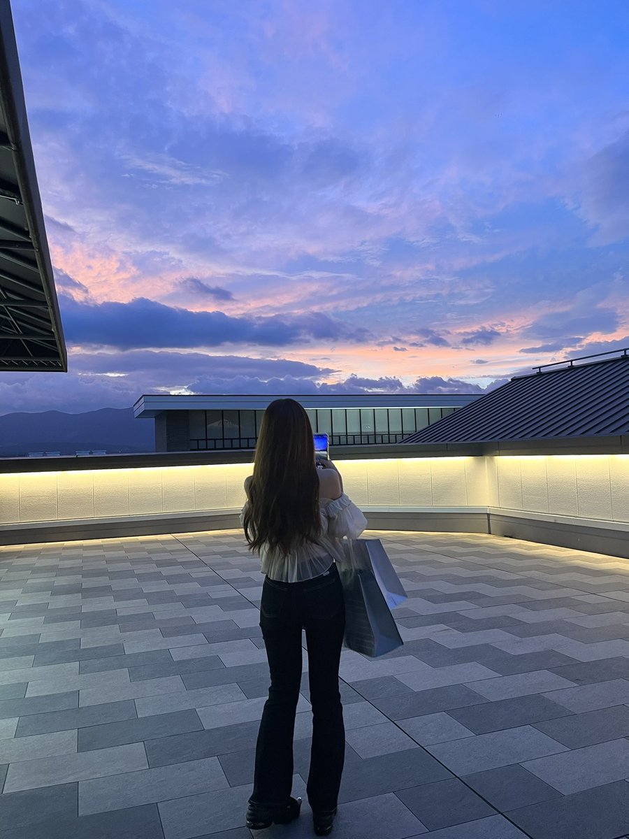 _o432m_'s tweet photo. 日曜日アウトレット行ったんだけど、めっちゃ綺麗な夕日だった🥺✨️
このトップスもお気に入り🥳🤍 https://t.co/q8DEtRapqg