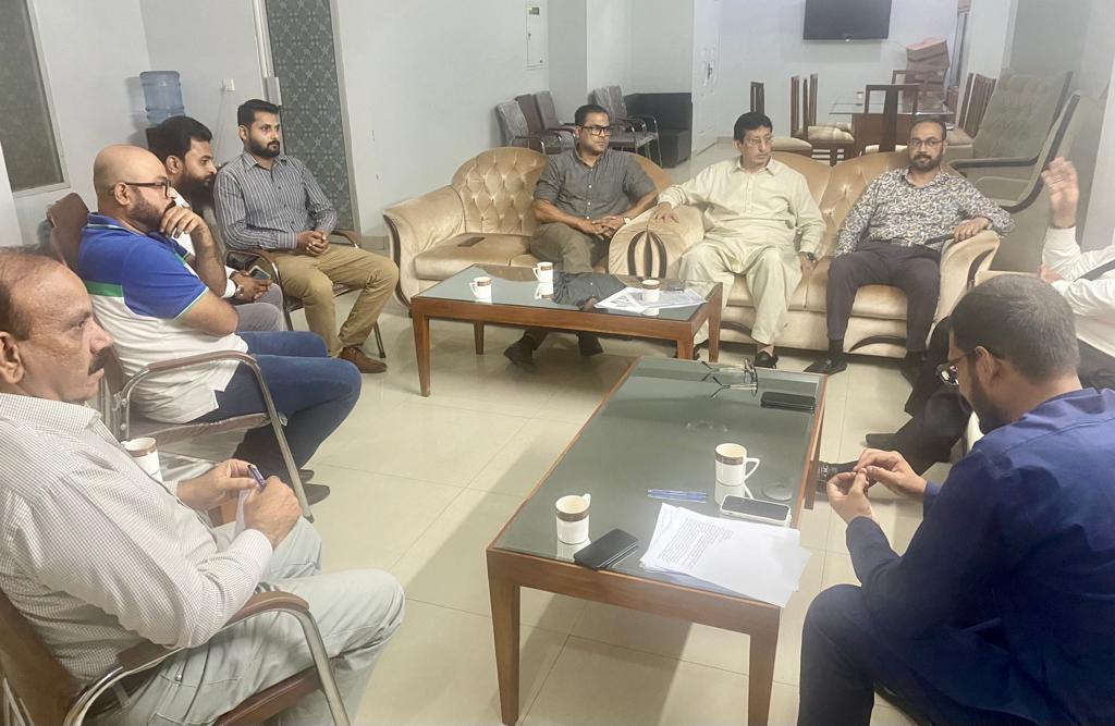 InchargeAPMSO's tweet photo. ایم کیو ایم پاکستان کے ارکان رابطہ کمیٹی محمد ابو بکر صدیقی بھائی ، امین الحق بھائی ، خواجہ اظہار الحسن بھائی ، شبیر احمد قائم خانی بھائی ، ریحان ہاشمی بھائی نے عارضی مرکز بہادرآباد میں اے پی ایم ایس او کے انچارج اور مرکزی زمہ داران سے میٹنگ کر رہے ہیں۔
#APMSO
#APMSO_Media https://t.co/Rq8O23IibI