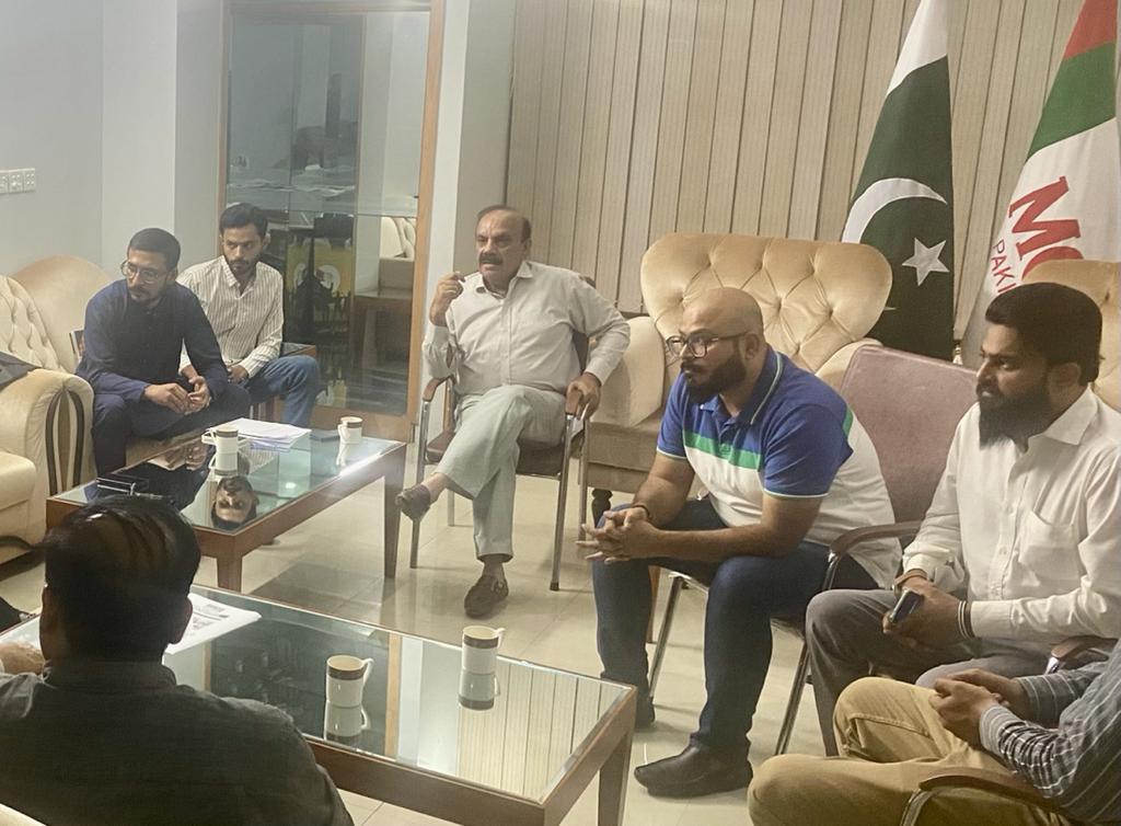 InchargeAPMSO's tweet photo. ایم کیو ایم پاکستان کے ارکان رابطہ کمیٹی محمد ابو بکر صدیقی بھائی ، امین الحق بھائی ، خواجہ اظہار الحسن بھائی ، شبیر احمد قائم خانی بھائی ، ریحان ہاشمی بھائی نے عارضی مرکز بہادرآباد میں اے پی ایم ایس او کے انچارج اور مرکزی زمہ داران سے میٹنگ کر رہے ہیں۔
#APMSO
#APMSO_Media https://t.co/Rq8O23IibI